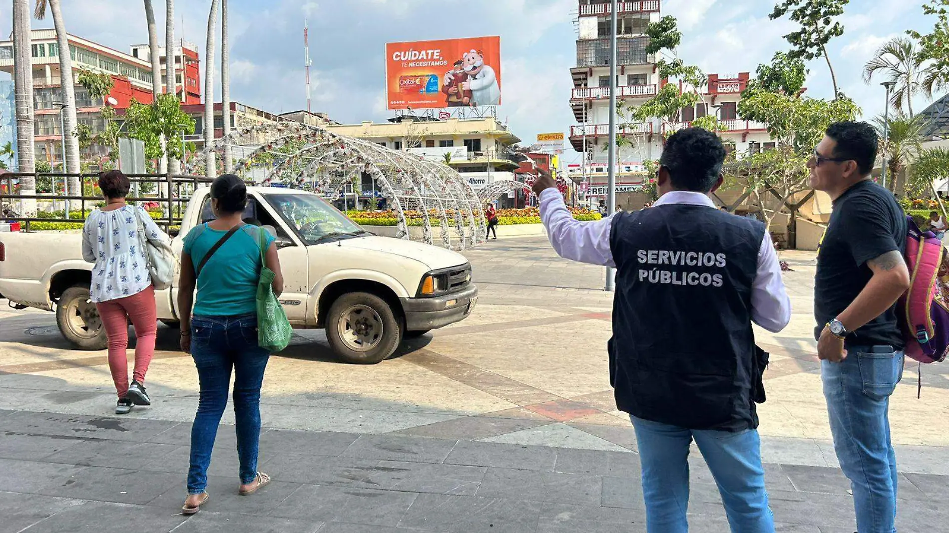 empleado del ayuntamiento con pobladoes